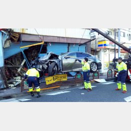 事故現場と大破したレクサス（被害に遭った金物屋店主提供）