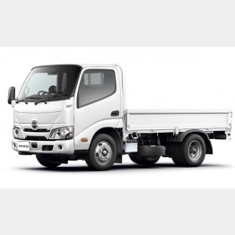 日野自動車はトヨタ自動車の子会社（写真はヒノノニトンでおなじみ日野デュトロ）／（Ｃ）共同通信社