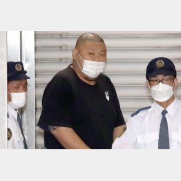 詐欺容疑で逮捕され、送検される岡本大樹容疑者（Ｃ）日刊ゲンダイ