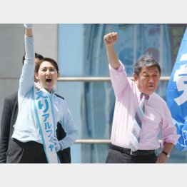 党のガバナンスが問われる（自民党の英利アルフィヤ候補＜千葉5区＞と茂木敏充幹事長＝右）／（Ｃ）日刊ゲンダイ