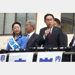 昨16日、銀座のオーナーママだった白坂亜紀氏（右）の応援で大分入りした岸田首相（撮影）横田一