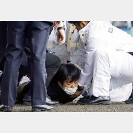 ごく普通の青年が“爆弾テロ”を…（取り押さえられた木村隆二容疑者）／（Ｃ）共同通信社