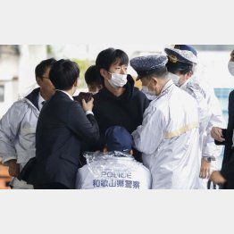 何が木村隆二容疑者（中央）を凶行に駆り立てた？（Ｃ）共同通信社