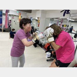 ディフェンスする生井代表を笑顔で殴りまくる（撮影）久田将義