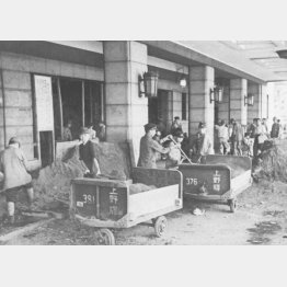 上野駅の整理に挺身する学徒＝1945年（昭和20）年8月26日（Ｃ）共同通信社