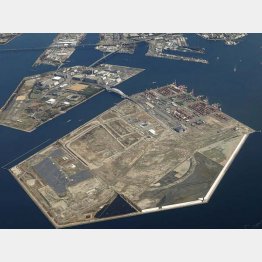 “カネ食いアイランド”になりつつある（2025年大阪・関西万博予定地の人工島・夢洲＝手前）／（Ｃ）共同通信社