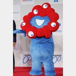 公式キャラクター「ミャクミャク」に会うのも…（Ｃ）共同通信社