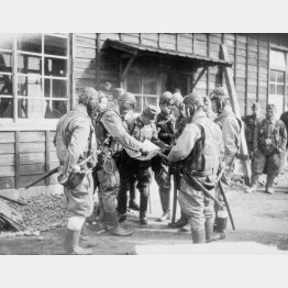 飛行服に身を包み、出撃前の打ち合わせをする特攻隊員ら＝1944（昭和19）年12月10日（Ｃ）共同通信社