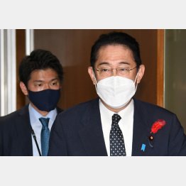 もれなく付いて回る（左が翔太郎秘書官）／（Ｃ）日刊ゲンダイ