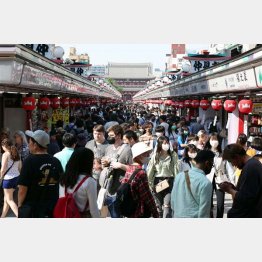 観光地は賑わうが…（Ｃ）日刊ゲンダイ