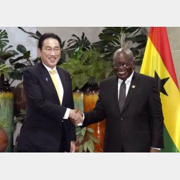 バラマキでしか世界へ日本を発信できず？（会談前に握手する岸田首相とガーナのアクフォアド大統領）／（Ｃ）共同通信社