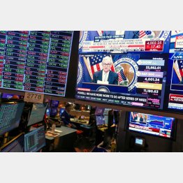 ニューヨーク証券取引所の画面に映し出されるFRBのパウエル議長（Ｃ）ロイター