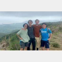 七沢智樹さん（左）とオランダからの参加者（提供写真）