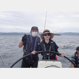 娘さんとクルージングを楽しむ鈴木一行さん（提供写真）