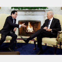 あまりにもつれない（訪米し、バイデン米大統領と会談する岸田首相＝2023年1月）／（Ｃ）ロイター