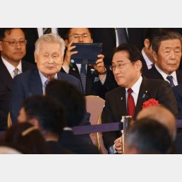 岸田首相（右）の挨拶後に退席（Ｃ）日刊ゲンダイ