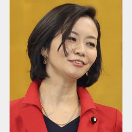 難民の苦境を鼻で笑う梅村議員（Ｃ）日刊ゲンダイ