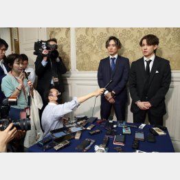 16日、立憲民主党のヒアリングに応じた元ジャニーズJrのカウアン・オカモトさん（右）と橋田康さん（隣り）／（Ｃ）日刊ゲンダイ