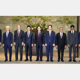 世界は日本を便利な下請け扱いか（海外大手半導体メーカーの幹部らと面会した岸田首相＝中央）／（Ｃ）共同通信社