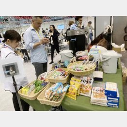 ジャパニーズスナックも食べ放題（Ｃ）日刊ゲンダイ