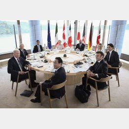 各国首脳の前で…（Ｃ）ロイター＝共同