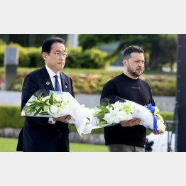 史上最悪のサミットだった（原爆死没者慰霊碑に献花する岸田首相とウクライナのゼレンスキー大統領）／（Ｃ）共同通信社