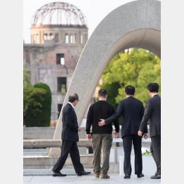 平和記念公園を訪れたゼレンスキー大統領（中央左）と岸田首相（同右）／（代表撮影）