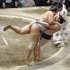 若元春（右）がうっちゃりで北青鵬を破る＝両国国技館（Ｃ）共同通信社