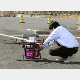 AIやロボット、ドローンなどの実用化までには…（荷物配送の検証実験）／（Ｃ）共同通信社