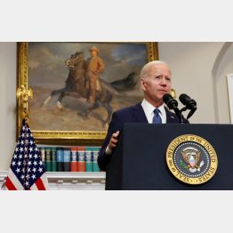 債務上限引き上げに関する合意について会見するバイデン米大統領（Ｃ）ロイター