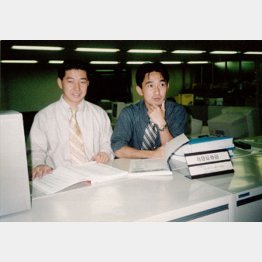 伊藤忠時代の河野氏（左）／（提供写真）