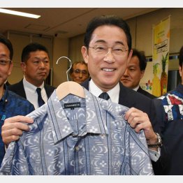 かりゆしを選んでご機嫌な岸田首相（Ｃ）日刊ゲンダイ