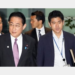 親子そろって大ハシャギ（岸田首相と更迭となった長男・翔太郎首相秘書官）／（Ｃ）共同通信社