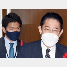 本当に岸田首相（右）ではなく長男・翔太郎氏の独断なのか（Ｃ）日刊ゲンダイ