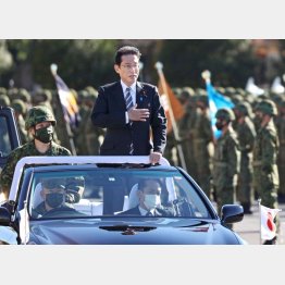 日本を危うくする悪法が一気に仕上がっていく…（陸上自衛隊の朝霞駐屯地で観閲式に出席した岸田首相）／（代表撮影）