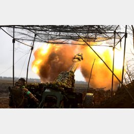 ウクライナ東部ドネツク州のバフムトの前線で、ロシア軍の攻撃に対抗し砲撃するウクライナ軍（Ｃ）ロイター