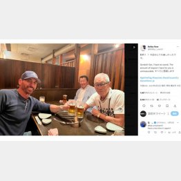 笑顔で乾杯する2人（ロバート・ローズのツイッターから）