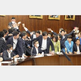 やむにやまれぬ行動（入管難民法改正案を可決した参院法務委＝8日）／（Ｃ）共同通信社