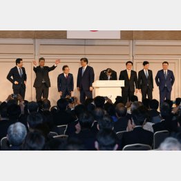 派閥総会や役員会は、大荒れになるかも（同パーティーで壇上の幹部たち＜左3が世耕氏＞）／（Ｃ）日刊ゲンダイ