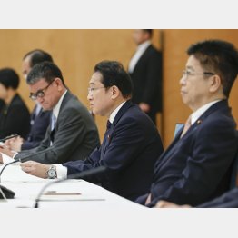 ハッパをかけたが…（左から、河野デジタル相、岸田首相、加藤厚労相＝「マイナンバー情報総点検本部」の初会合）／（Ｃ）共同通信社