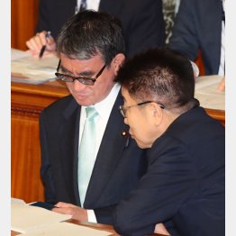 自治体に丸投げ（河野デジタル担当相（左）と加藤厚労相）／（Ｃ）日刊ゲンダイ