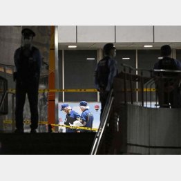 発砲事件があった東京都町田市の現場付近を調べる警察官（Ｃ）共同通信社（Ｃ）日刊ゲンダイ