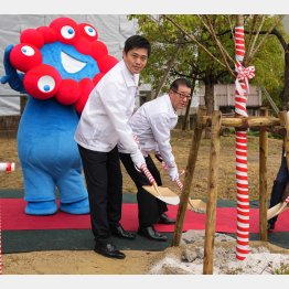 きらびやかに植樹式で鍬入れする大阪の吉村洋文府知事（＝中央、左は公式マスコット「ミャクミャク」）／（Ｃ）共同通信社