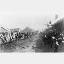 日露戦争の奉天（現中国瀋陽）での戦いでロシア軍を破り、入場する日本軍＝1905年（Ｃ）共同通信社
