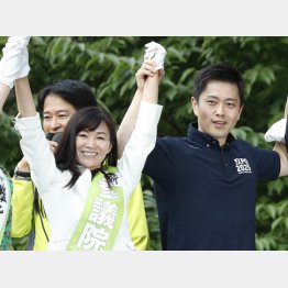 海老沢由紀氏（左）は元プロスノーボード選手にして4児の母（2022年参院選で日本維新の会共同代表の吉村洋文・大阪府知事と）／（Ｃ）日刊ゲンダイ