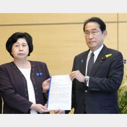 拉致被害者家族は切実（曽我ひとみさんから要望書を受け取る岸田首相＝右）／（Ｃ）共同通信社