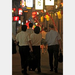 「もう一軒！」の機会も減った（Ｃ）日刊ゲンダイ