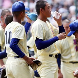 2019年夏の甲子園で水分補給をする星稜時代の奥川（Ｃ）日刊ゲンダイ