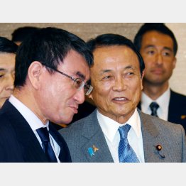 毎度の言いたい放題（麻生太郎副総裁と河野太郎デジタル相＝左）／（Ｃ）日刊ゲンダイ