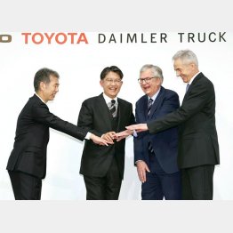 5月の統合会見。左から日野の小木曽社長、トヨタの佐藤社長、ダイムラー・トラックのダウムＣＥＯ、三菱ふそうのデッペン社長兼CEO（Ｃ）共同通信社